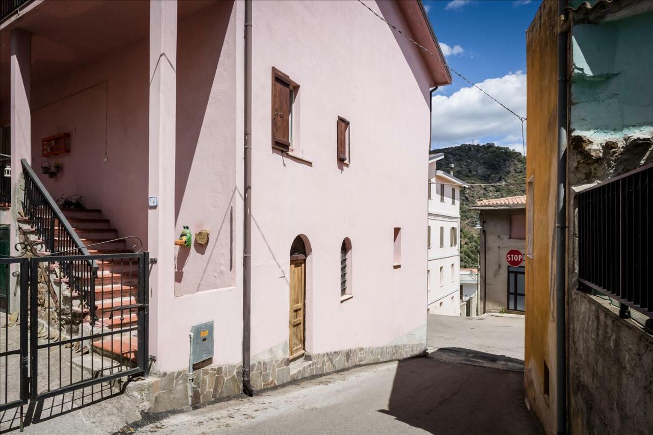 B&B Gennarcu Ussassai Екстер'єр фото